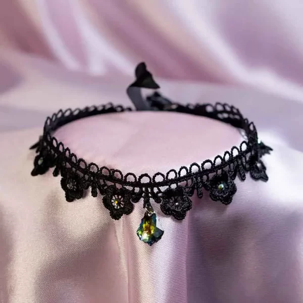 Černý náhrdelník s přívěškem
